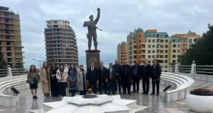 Sumqayıt 1 saylı Mediasiya təşkilatının kollektivi Zəfər günü və Bayraq günü münasibətilə Şəhidlər Xiyabanını ziyarət etmişlər
