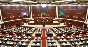 Mediasiya haqqında qanuna təklif olunan dəyişikliklər müzakirələrdən sonra səsə qoyularaq birinci oxunuşda qəbul edilib.
